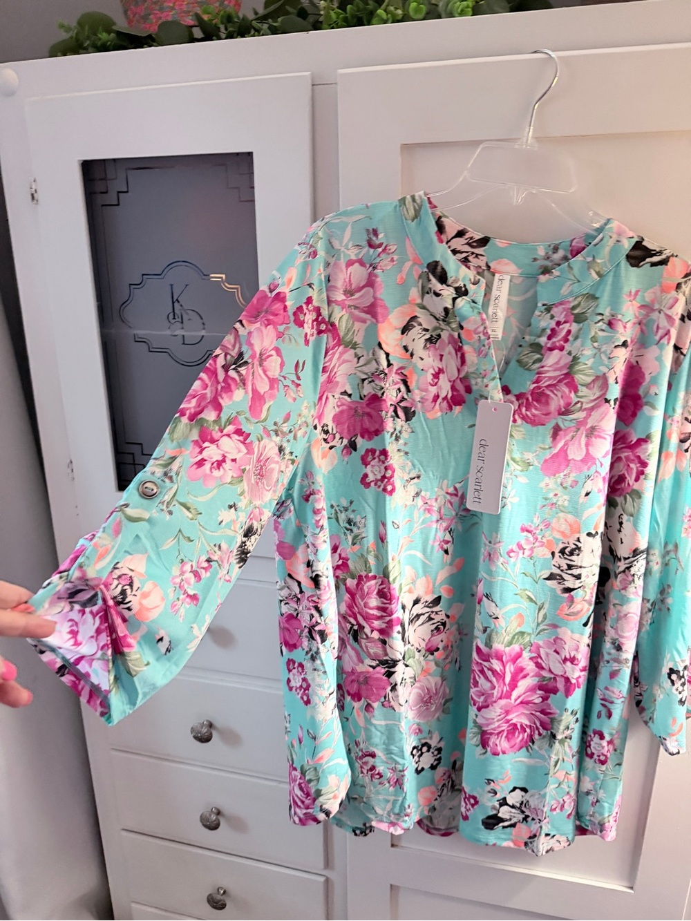 Dear Scarlett Floral Button-Tab 3/4 Sleeve Blouse in Aqua Pink